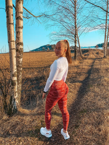 Influencer in camo sukkahousut