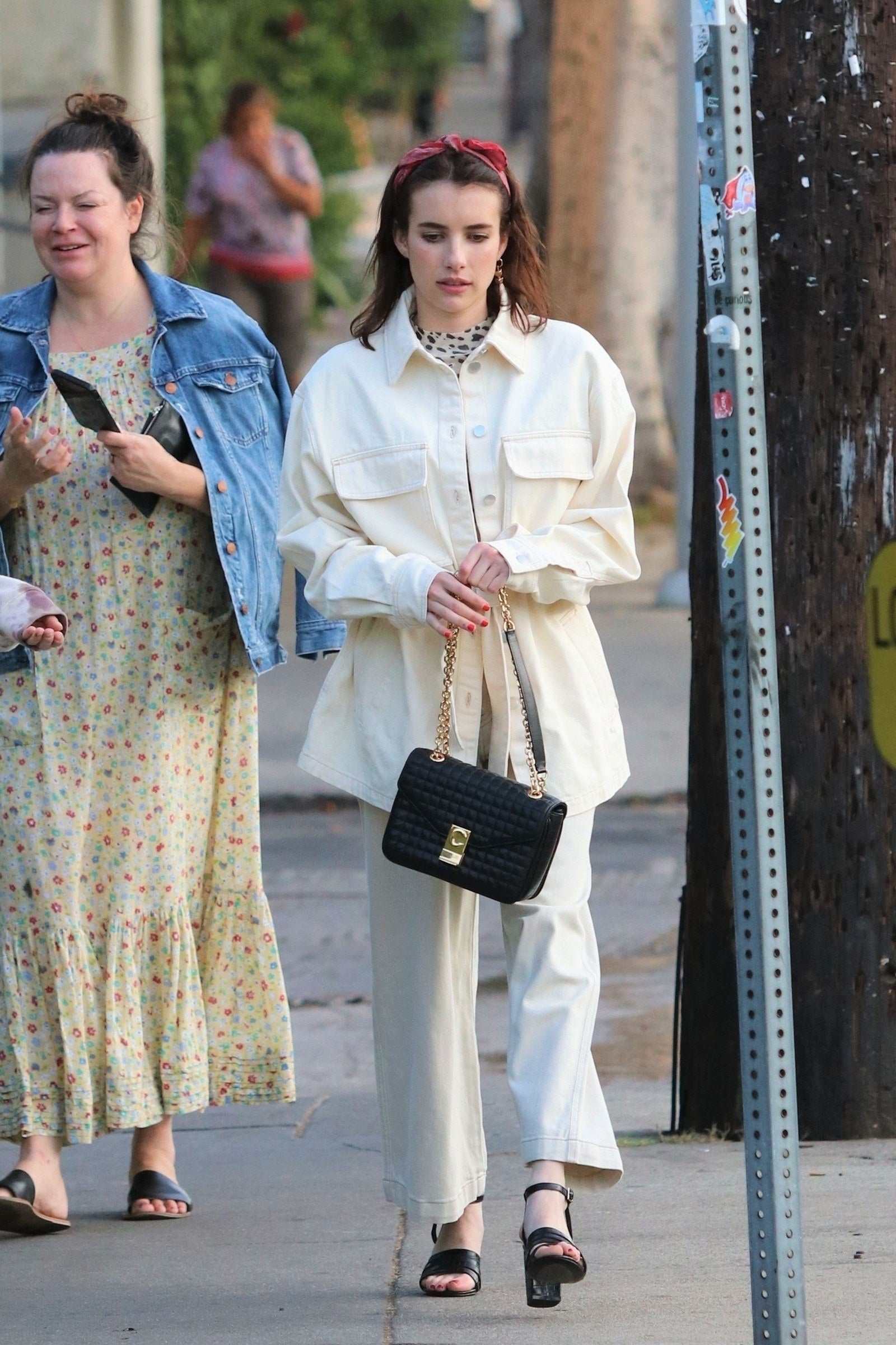 Emma Roberts porte un bandeau torsadé pour cheveux