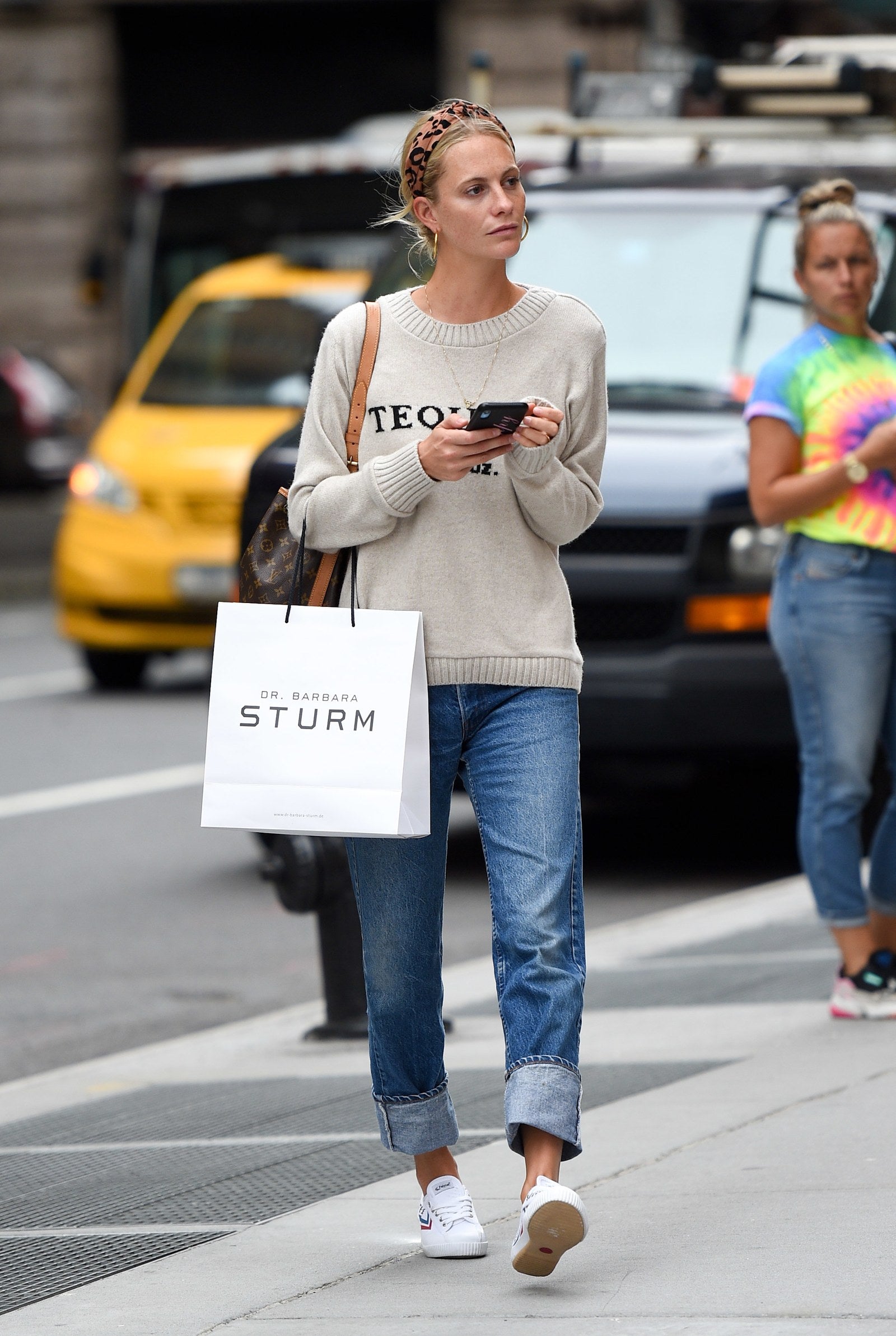 Poppy Delevingne porte un bandeau pour cheveux léopard