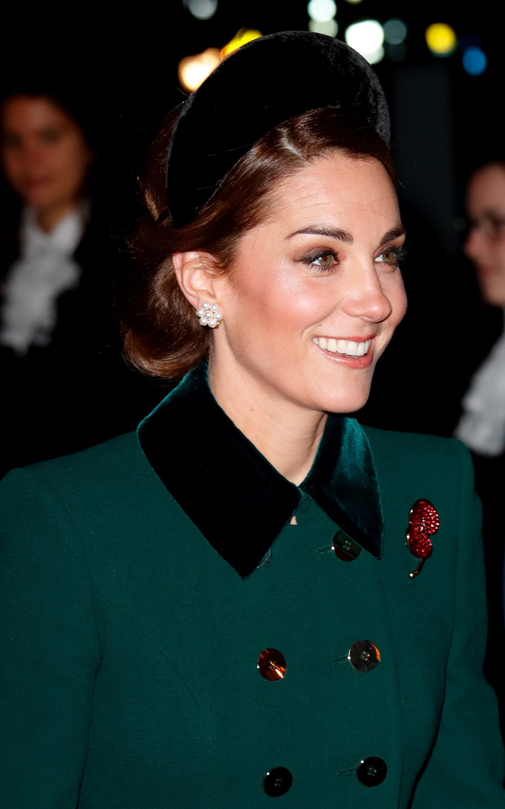 Kate Middleton bär ett överdimensionerat Prada-pannband vid förra årets minnesceremoni