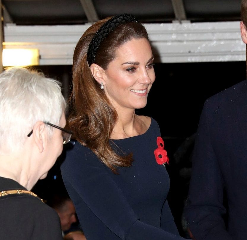 Kate Middleton bär ett juvelprytt pannband med små svarta pärlor