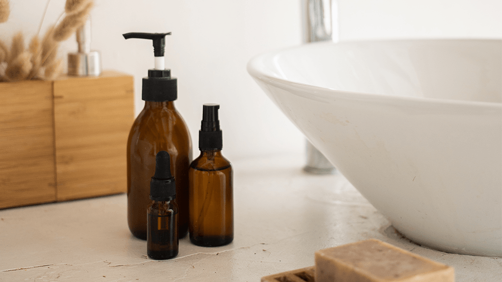 Amber-Glass-Jars-on-Bathroom-Counter