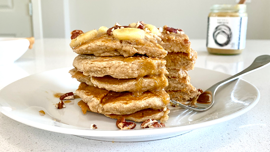 Fluffy, easy to make pancakes with banana and nuts.