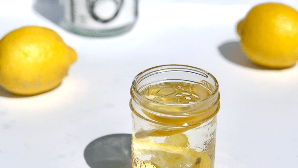 Eco-friendly-lemon-cleaning-vinegar