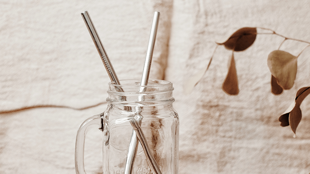 Glass-Mason-Jar-With-Metal-Straws