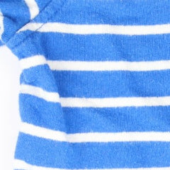 Pilling auf einem blau-weiß gestreiften Shirt aus Baumwolljersey