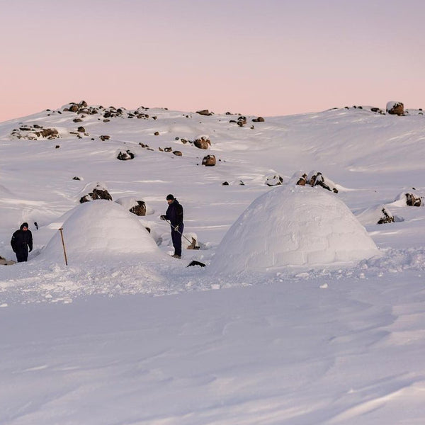 in greenland peoples are making the igloo