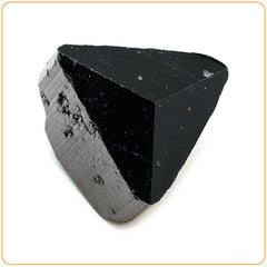 Bloc taillé de tourmaline noire sur fond blanc Kaosix