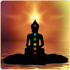 Bouddha en ombre sur un lac avec les 7 chakras sur son corps Kaosix