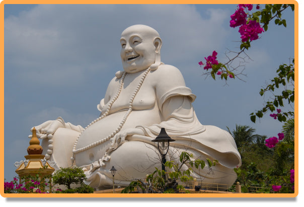 Bouddha rieur géant à la pagode Vinh Trang au Vietnam