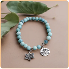 Bracelet de perles en amazonite avec deux amulettes représentant des fleurs de lotus kaosix