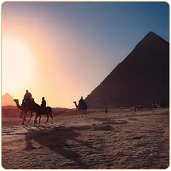 Cavaliers sur dormadaires et chevaux avec coucher de soleil sur la grande pyramide d'Egypte Kaosix