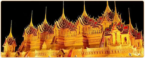 Château de cire illuminé dans la nuit à Sakon Nakhon Kaosix