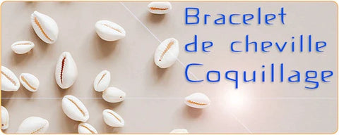 Couverture de l'article de blog Bracelet de cheville coquillage avec des coquillages cauri posés sur un sol gris beige et le titre bracelet de cheville coquillage en couleur bleu foncé Kaosix