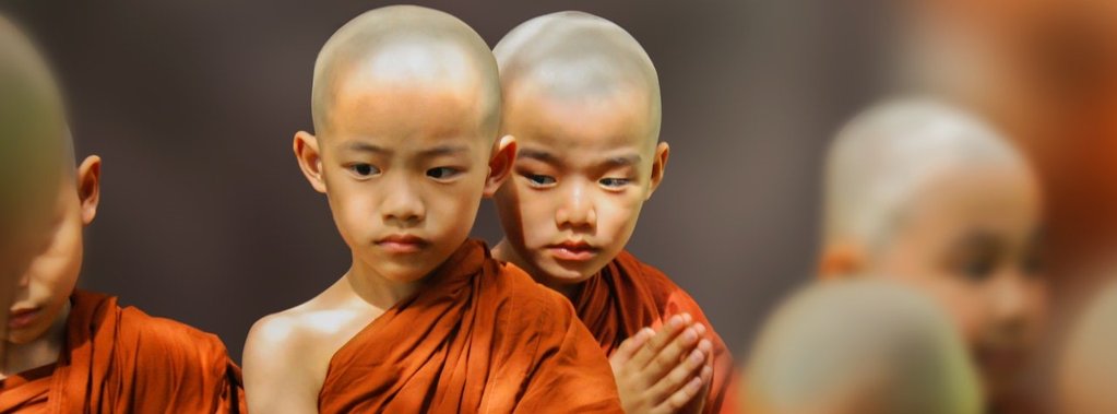 Deux petits moines tibetains en robe orange Kaosix