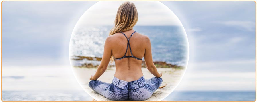 Femme en position du lotus yoga vue de dos face a la mer Kaosix