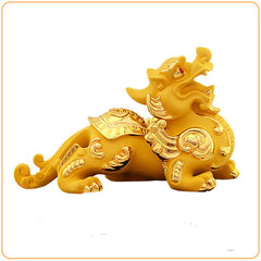 Statuette de Pi Xiu ou Pi Yao de couleur dorée sur un fond blanc Kaosix