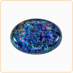 Galet ovale d'opale bleue sur un fond blanc Kaosix