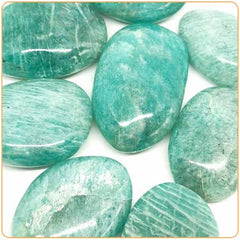 Galets d'amazonite sur une surface blanche Kaosix