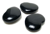 Galets d'obsidienne noire sur fond blanc Kaosix