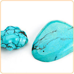 Galest de turquoise sur une surface blanche Kaosix