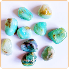 Galets d'opale bleue sur un sol mauve clair et vue de dessus Kaosix