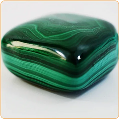 Gros galet rectangulaire de malachite sur fond gris Kaosix