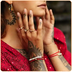 Gros plan sur les poignets d'une jeune femme portant des bracelets tibétains tressés rouge Kaosix