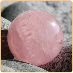 Gros plan sur un galet de quartz rose avec des pierres grises Kaosix