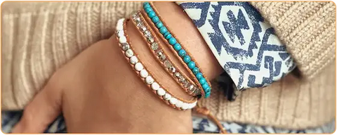 Gros plan sur un poignet de femme avec un bracelet wrap en pierres naturelles enroulé Kaosix