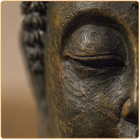 Gros plan sur visage endormi de Bouddha statue cuivre Kaosix