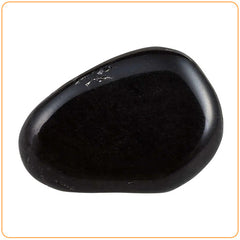 Gros galet poli d'obsidienne noire sur sol blanc Kaosix