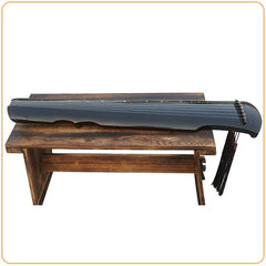 Guqin posé sur une table en bois et sur fond blanc Kaosix