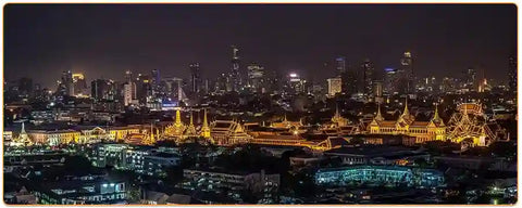 Le temple Wat Phra Kaeo de Bangkok de nuit illuminé avec la ville en arrière plan Kaosix
