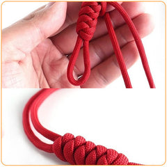 Mains nouant des noeuds avec une cordelette rouge Kaosix