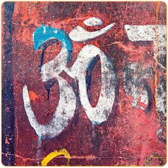 Mantra om mani padme hum paint sur un mur rouge Kaosix