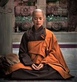 Moine bouddhiste en position assise de meditation Dhyana Mudra kaosix