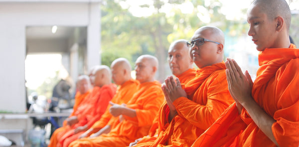 Moines bouddhistes effectuant un geste Namaste dans un temple kaosix