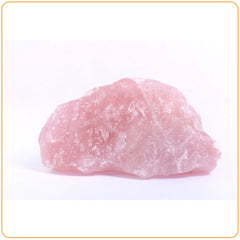 Morceau de quartz rose non poli sur un sol blanc Kaosix