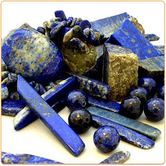 Morceaux de Lapis Lazuli avec des perles de Lapis Lazuli sur fond blanc Kaosix