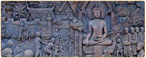 Mur en relief représentant villageois thailandais faisant des offrandes à Bouddha et procession Kaosix