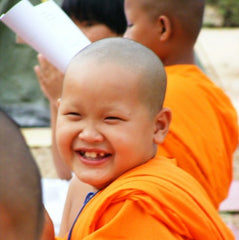 Petit moine tibétain au sourire rayonnant kaosix