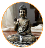 Petite statuette bouddha assis Thaïlande posture Abhaya mudra sur une table en bois kaosix