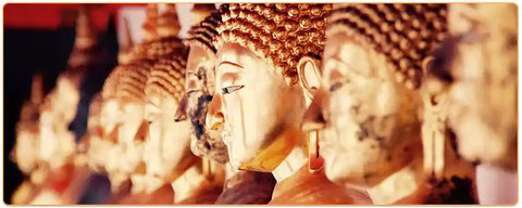 Plusieurs têtes de statues de Bouddha alignées les unes à coté des autres Kaosix