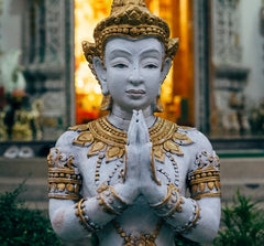 Statue de Bouddha de taille humaine effectuant le geste anjali mudra kaosix