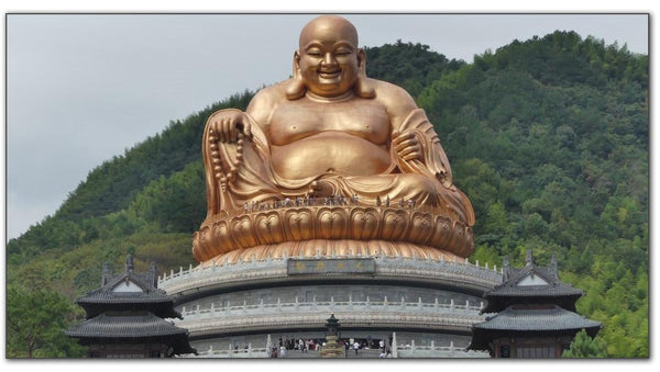 Statue geante du Bouddha rieur Maitreya au Vietnam dans la montagne de Xuedou kaosix