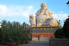 Statue géante du Bouddha rieur en plein air au Vietnam kaosix