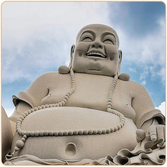 Statue géante du Bouddha rieur en plein air avec un ciel bleu en fond Kaosix