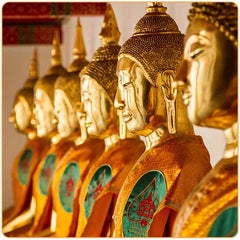 Statues de Bouddha dorées assises les une à côté des autres dans un temple à Bangkok en Thailande Kaosix