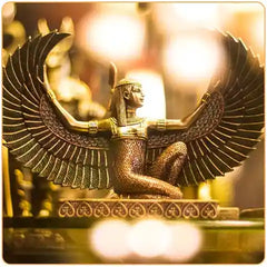 Statuette egyptienne historique représentant une femme avec des ailes Kaosix